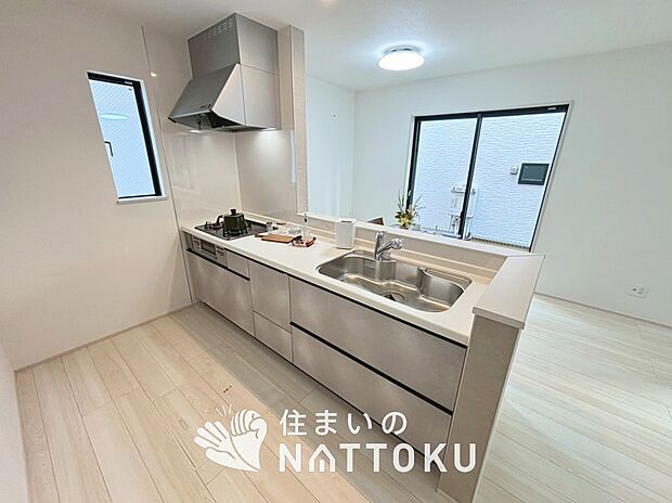 【現地写真(キッチン)】収納たっぷりのシステムキッチン、浄水器付水栓を標準装備しています。