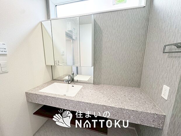 【洗面台・洗面所 】鏡の両サイドは、必要なものを取出しやすく、大きな鏡面で朝の準備も快適。
使いやすいリフトアップ機能付きのシングルレバーシャワー水栓付です。