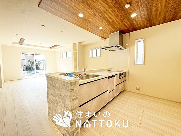 【現地写真(キッチン)】収納たっぷりのシステムキッチン、浄水器付水栓を標準装備しています。