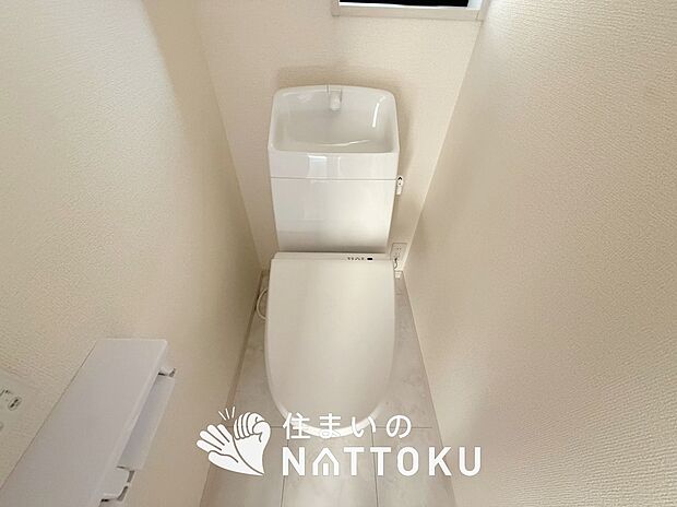 【トイレ】汚れてもサッとひと拭きでお手入れ簡単、エコ仕様の温水洗浄便座付きのトイレです。
バリアフリーにも配慮しています。