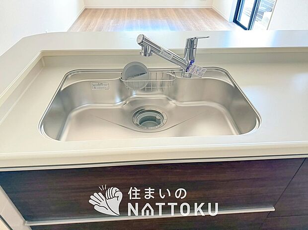 【TVモニター付インターホン】録画機能付きで、自動録画のほか、手動録画もできます。
受話、呼出音量の調整、明るさ調整が可能です。また、来訪者をズーム機能でズームアップして確認できます。