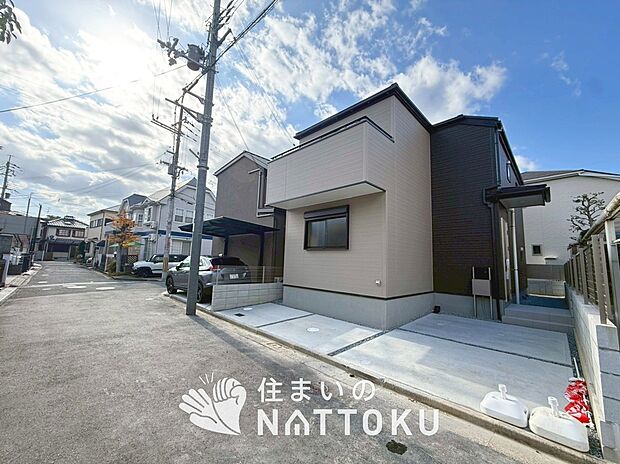 【現地写真(前道含む外観)】軽くて火災に強い屋根材を採用し、地震時の建物への負担や揺れを軽減しています。