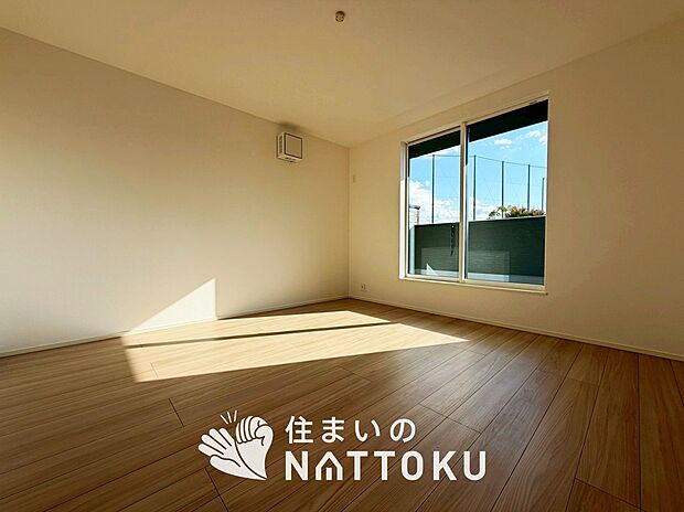 【現地写真(寝室)】木目の美しさを際立たせるシンプルデザインの建具を使用しています。