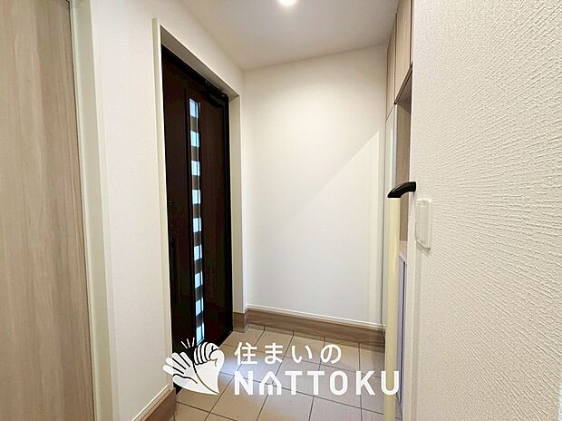 【現地写真(玄関)】玄関には、大型のシューズ収納を設置しています。