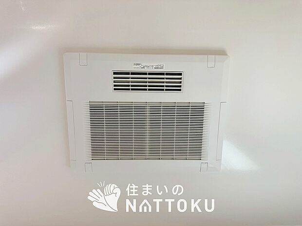 【浴室換気乾燥暖房機】予備暖房や衣類の乾燥に使用できる乾燥機を設置。
雨の日の洗濯物や、部屋干しの衣類等の乾燥に活躍します。
