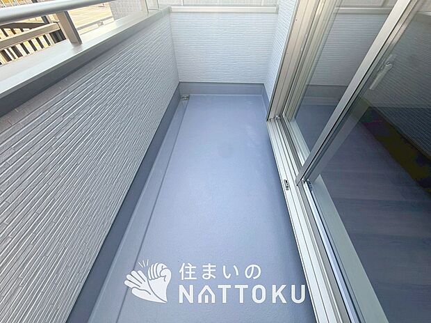 【バルコニー】奥行きが広く、洗濯物をゆったりと干せる十分な広さで、家族の洗濯も捗ります。