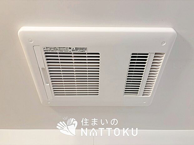 【浴室暖房換気乾燥機】入浴後の水滴や湿気を排出し、カビの発生や臭いを抑制します。
雨の日の洗濯物にも効果的です。