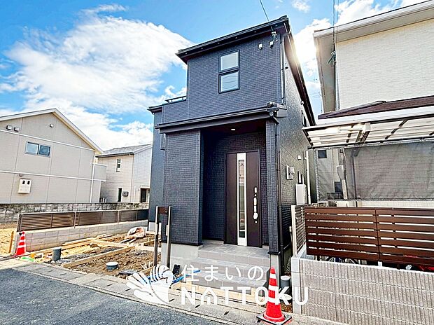 【現地写真(外観)】軽くて火災に強い屋根材を採用し、地震時の建物への負担や揺れを軽減しています。