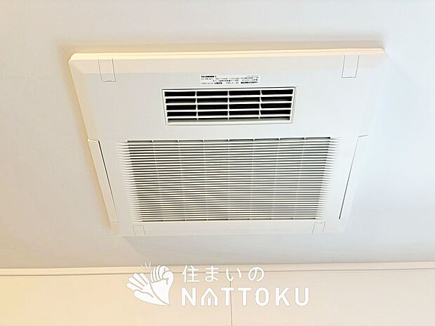 【浴室暖房換気乾燥機】寒い冬場はあたたかく、暑い夏場は扇風機のような心地よさです。
雨の日は、浴室が衣類乾燥スペースになります。