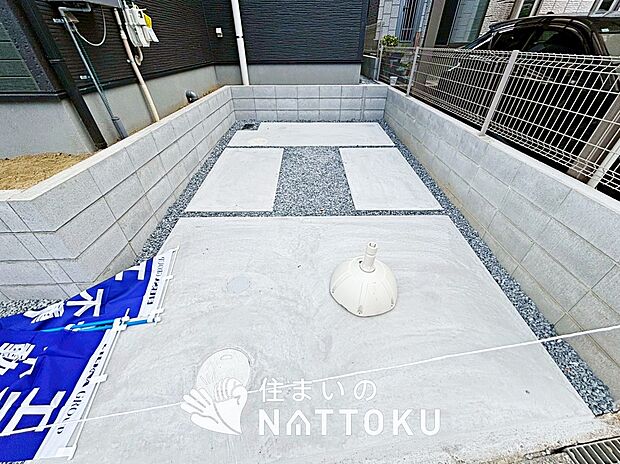 【現地写真(駐車場)】駐車スペースが広く、運転が苦手な方も安心です。