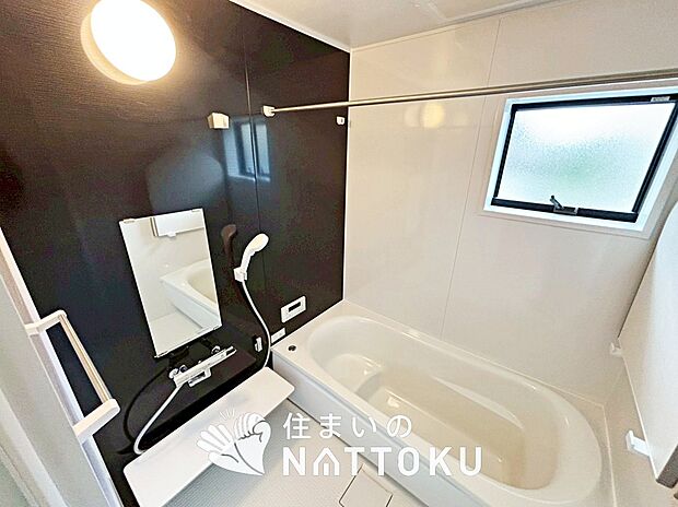 【現地写真(浴室)】浴室暖房乾燥機付き。1坪タイプで広々です。