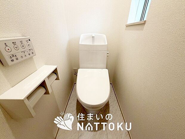 【トイレ 】汚れてもサッとひと拭きでお手入れ簡単、エコ仕様の温水洗浄便座付きのトイレです。
バリアフリーにも配慮しています。