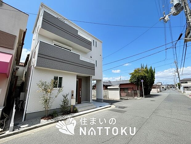 【現地写真(前道含む外観)】健康被害に配慮したもっとも安全性の高い建材を採用し、シックハウス対策をしております。