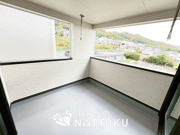 【バルコニー】奥行きが広く、洗濯物をゆったりと干せる十分な広さで、家族の洗濯も捗ります。