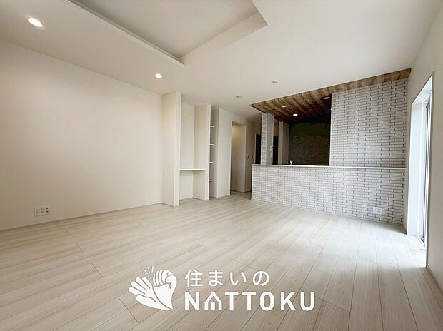 【現地写真（リビング）】フローリング材には、木目、色調など木材特有の風合いがあり、ナチュラルな美しさになっています。