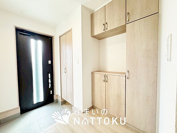 【現地写真（玄関）】玄関には、大型のシューズ収納を設置しています。