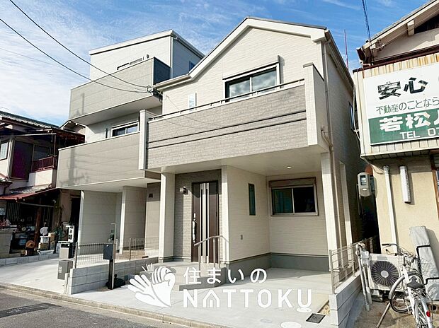 【現地写真（前道含む外観）】お引渡し後も無償の定期点検を行っており、暮らしの安心をお届けしています。