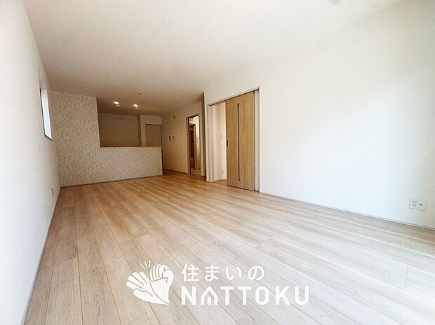 【現地写真（リビング）】フローリング材には、木目、色調など木材特有の風合いがあり、ナチュラルな美しさになっています。