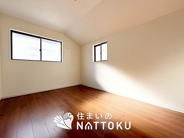 【現地写真（洋室）】木目の美しさを際立たせるシンプルデザインの建具を使用しています。