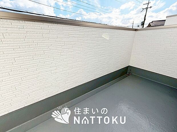 【バルコニー】奥行きが広く、洗濯物をゆったりと干せる十分な広さで、家族の洗濯も捗ります。