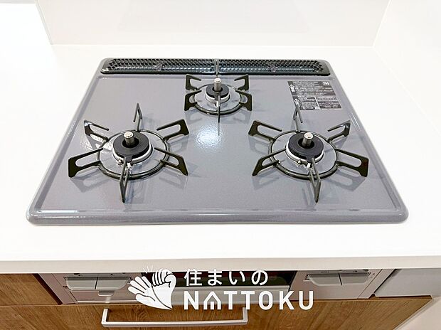 【ビルトインコンロ】フラットな構造で清掃性が高く、過熱防止センサー付３口タイプで日頃の家事も快適です。