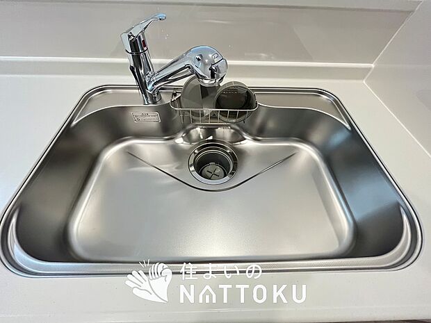 【浄水器内臓ハンドシャワー付シンク】広々とした凸型シンクに洗剤ポケットを標準装備。すっきり収納できます。
また、蛇口の先端に浄水器を内蔵しているため場所をとりません。
