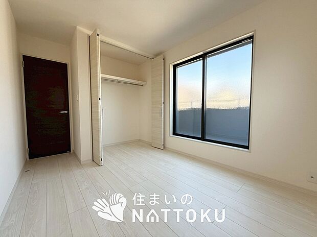 【現地写真(寝室)】木目の美しさを際立たせるシンプルデザインの建具を使用しています。