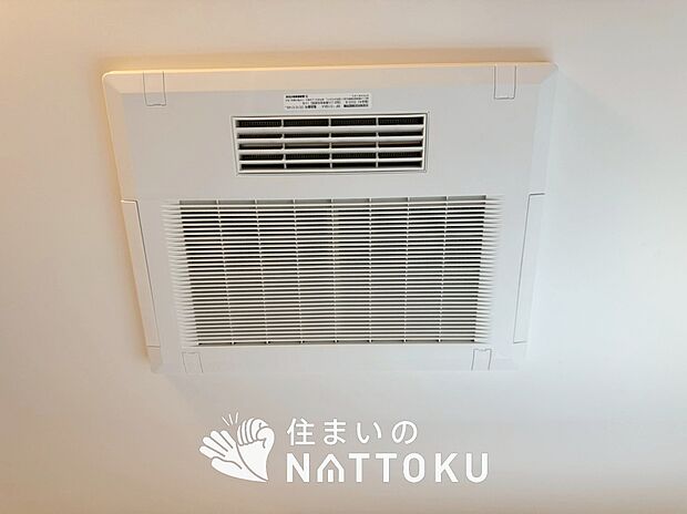 【電気式浴室暖房換気乾燥機】寒い冬場はあたたかく、暑い夏場は扇風機のような心地よさです。
雨の日は、浴室が衣類乾燥スペースになります。
