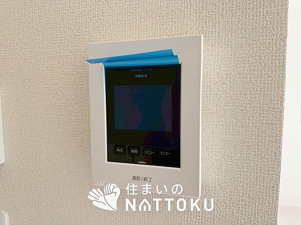 【TVモニター付インターホン】傷や汚れが付きにくい静音仕様の全面エンボス加工シンク。
また、蛇口の先端に浄水器を内蔵。浄水シャワーが使える毎分4リットルのたっぷり浄水。