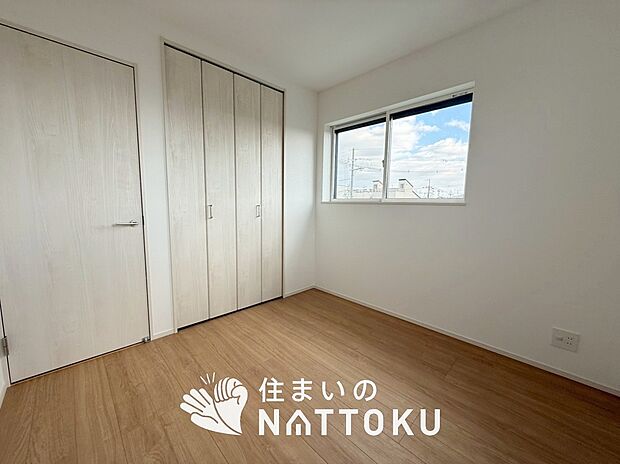 【現地写真(寝室)】木目の美しさを際立たせるシンプルデザインの建具を使用しています。