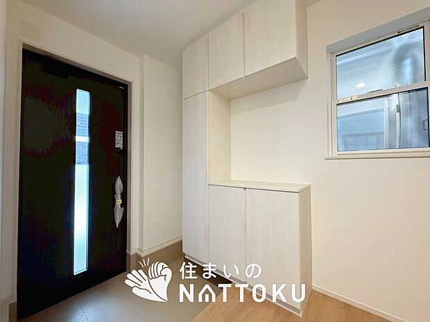 【現地写真(玄関)】玄関には、大型のシューズ収納を設置しています。