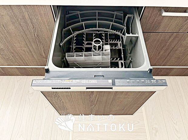 【食器洗い乾燥機】食後の時間にゆとりを与えてくれる食器洗い乾燥機。
操作ボタンも上面にあるので、腰をかがめずに操作ができラクラクです。
