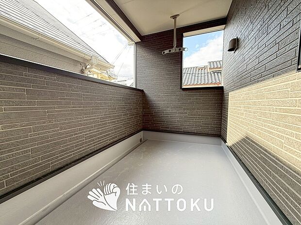【バルコニー】奥行きが広く、洗濯物をゆったりと干せる十分な広さで、家族の洗濯も捗ります。