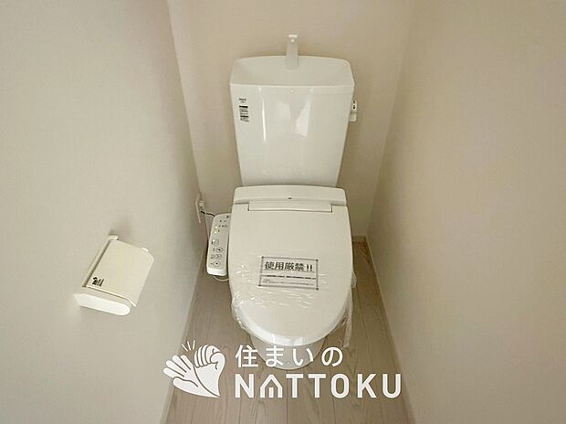 【トイレ】汚れてもサッとひと拭きでお手入れ簡単、エコ仕様の温水洗浄便座付きのトイレです。
バリアフリーにも配慮しています。
