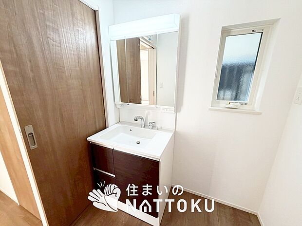 【洗面台・洗面所】鏡の両サイドは、必要なものを取出しやすく、大きな鏡面で朝の準備も快適。
使いやすいリフトアップ機能付きのシングルレバーシャワー水栓付です。
