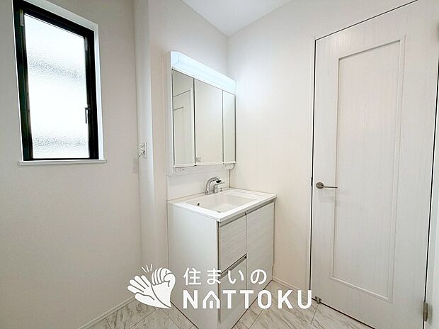 【洗面台・洗面所】鏡の両サイドは、必要なものを取出しやすく、大きな鏡面で朝の準備も快適。
使いやすいリフトアップ機能付きのシングルレバーシャワー水栓付です。