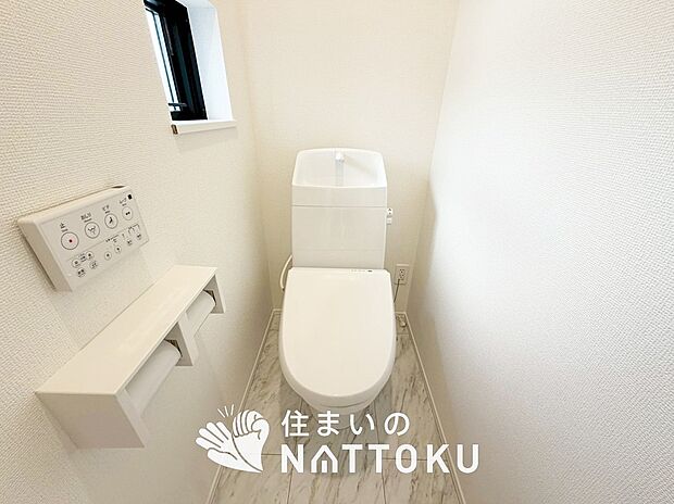 【トイレ】汚れてもサッとひと拭きでお手入れ簡単、エコ仕様の温水洗浄便座付きのトイレです。
バリアフリーにも配慮しています。