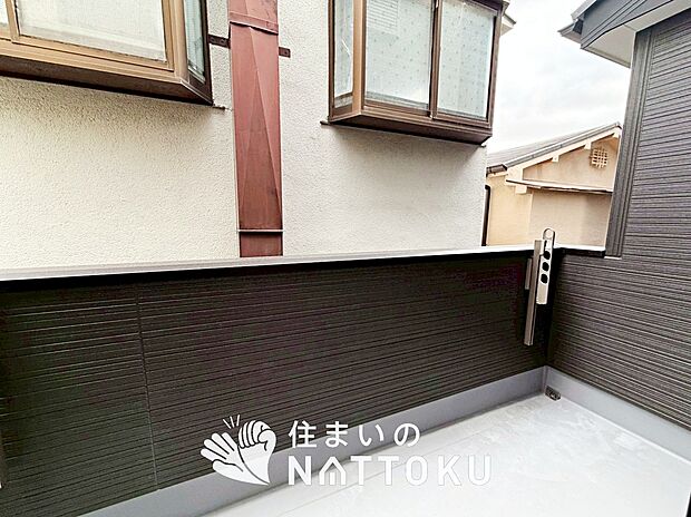【バルコニー】奥行きが広く、洗濯物をゆったりと干せる十分な広さで、家族の洗濯も捗ります。