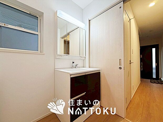 【洗面台・洗面所】鏡の両サイドは、必要なものを取出しやすく、大きな鏡面で朝の準備も快適。
使いやすいリフトアップ機能付きのシングルレバーシャワー水栓付です。