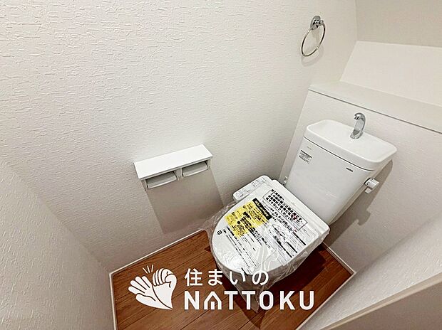 【トイレ】汚れてもサッとひと拭きでお手入れ簡単、エコ仕様の温水洗浄便座付きのトイレです。
バリアフリーにも配慮しています。