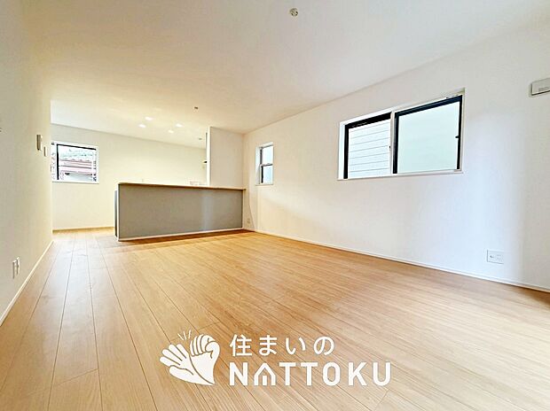 【現地写真(リビング)】フローリング材には、木目、色調など木材特有の風合いがあり、ナチュラルな美しさになっています。