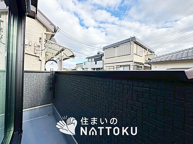 【バルコニー】奥行きが広く、洗濯物をゆったりと干せる十分な広さで、家族の洗濯も捗ります。