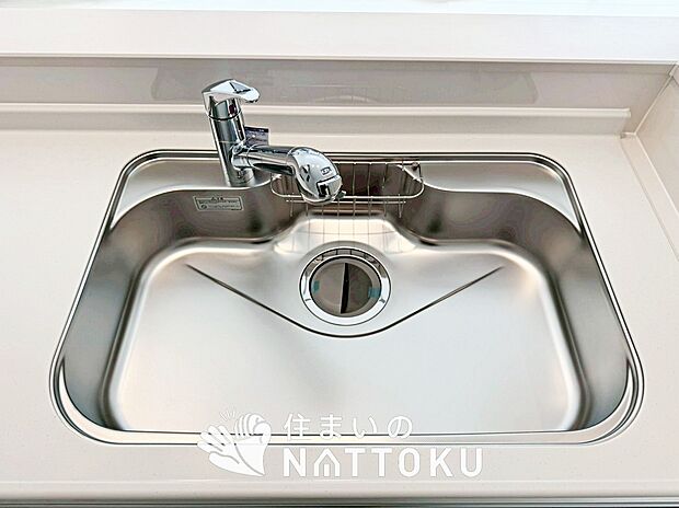 【浄水器内臓ハンドシャワー付シンク】広々とした凸型シンクに洗剤ポケットを標準装備。すっきり収納できます。
また、蛇口の先端に浄水器を内蔵しているため場所をとりません。

