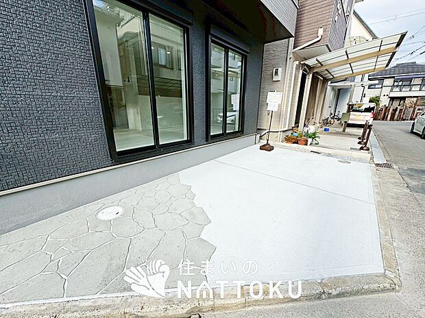 【現地写真（駐車場）】駐車スペースが広く、運転が苦手な方も安心です。