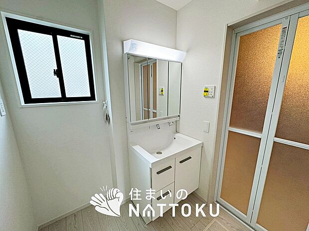 【洗面台・洗面所】鏡の両サイドは、必要なものを取出しやすく、大きな鏡面で朝の準備も快適。
使いやすいリフトアップ機能付きのシングルレバーシャワー水栓付です。