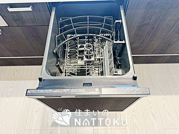 【食器洗い乾燥機】食後の時間にゆとりを与えてくれる食器洗い乾燥機。
操作ボタンも上面にあるので、腰をかがめずに操作ができラクラクです。