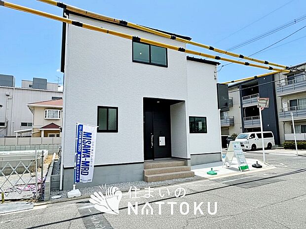 【現地写真（前道含む外観）】お引渡し後も無償の定期点検を行っており、暮らしの安心をお届けしています。