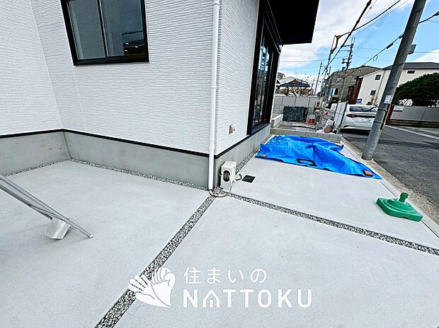 【現地写真（駐車場）】駐車スペースが広く、運転が苦手な方も安心です。