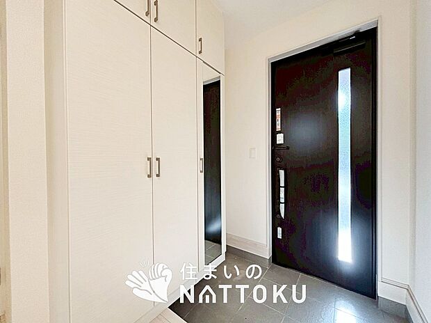 【現地写真(玄関)】玄関には、大型のシューズ収納を設置しています。