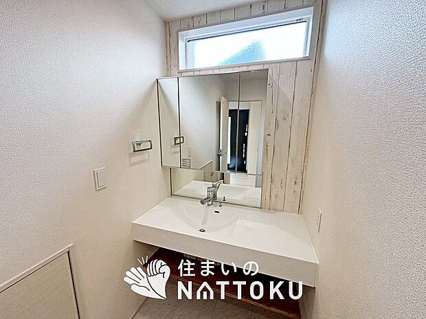 【洗面台・洗面所】鏡の両サイドは、必要なものを取出しやすく、大きな鏡面で朝の準備も快適。
使いやすいリフトアップ機能付きのシングルレバーシャワー水栓付です。